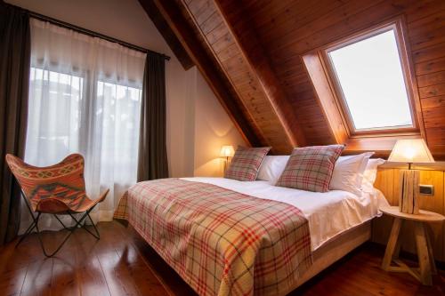 Кровать или кровати в номере Eira Ski Lodge