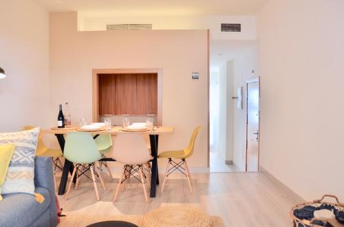 una sala da pranzo e un soggiorno con tavolo e sedie. di Casa MODERNA con Terraza Chill Out - Estadio BERNABÉU a Madrid