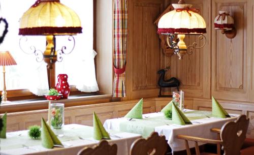 Gasthof und Pension zur Sonne tesisinde bir restoran veya yemek mekanı