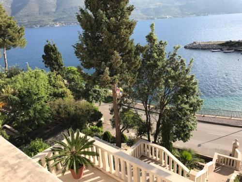 コルチュラにあるVilla Jade Apartments FRONT ROW SEA VIEW - WALK TO KORCULA OLD TOWNのギャラリーの写真