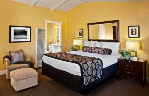 Katil atau katil-katil dalam bilik di Monterey Peninsula Inn