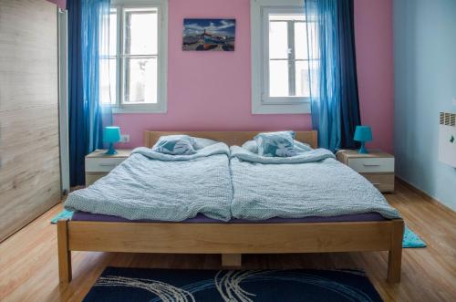 Katil atau katil-katil dalam bilik di Rooms and Apartment Veral-KA