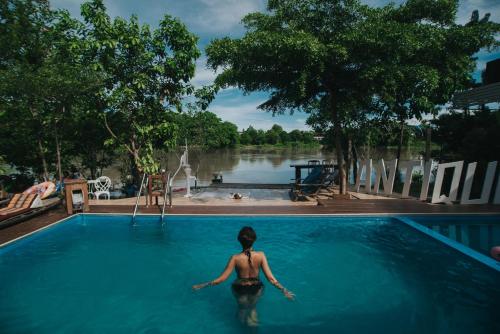 Πισίνα στο ή κοντά στο The Antique Riverside Resort
