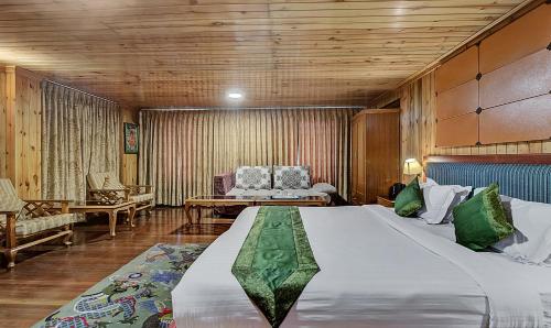 ein Schlafzimmer mit einem großen Bett in einem Zimmer in der Unterkunft Dekeling Hotel in Darjeeling