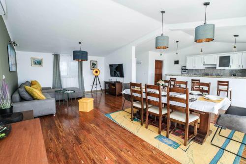 Dalmatian Sea-View Villa with Pool, Jacuzzi, Gym and Botanical Garden Near Trogir & Split