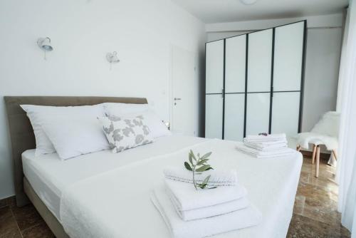 En eller flere senge i et værelse på Home Away from home with outdoor pool, botanical garden and a beautiful sea view