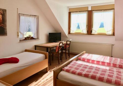 Postel nebo postele na pokoji v ubytování Gasthaus Zur Hardtmühle
