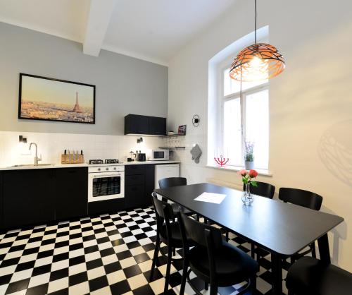 eine Küche mit einem Tisch und Stühlen im Zimmer in der Unterkunft Fancy Home For 5 With Self-Check-In At Spittelberg in Wien