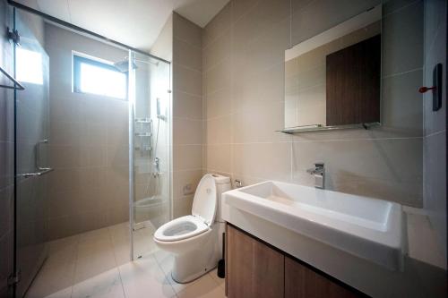 een badkamer met een toilet, een wastafel en een douche bij 5min Permas@CIQ@CS@3R2B@Green Haven in Masai