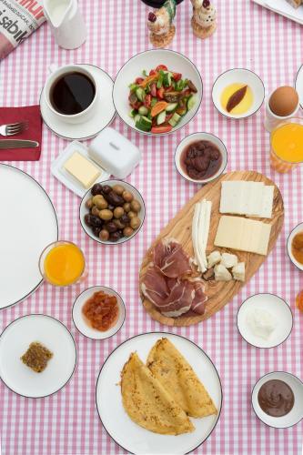 ein Tisch mit Tellern voller Essen auf einem Tisch in der Unterkunft Casa Lavanda Boutique Hotel in Sile