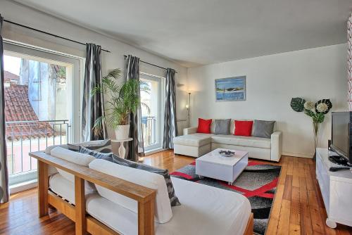uma sala de estar com um sofá e uma mesa em MyPlaceLisbon - Bairro Alto Apartment em Lisboa