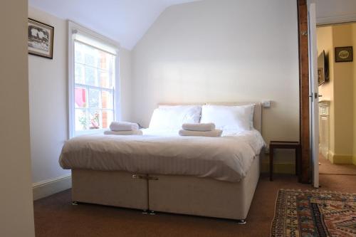 - une chambre avec un lit et 2 serviettes dans l'établissement Top Flat, à Lincoln