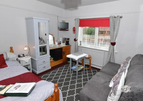 a bedroom with a bed and a window at Rosedale Bed and Breakfast in Lyndhurst