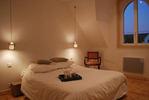 Giường trong phòng chung tại Maison de village, charme scandinave
