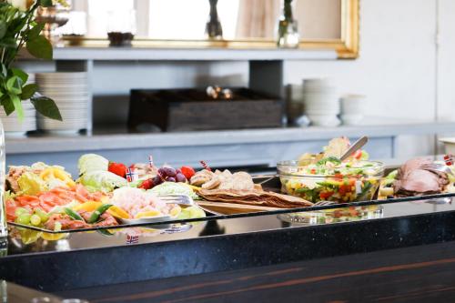 una linea a buffet con molti tipi di cibo diversi di Lakselv Hotel a Lakselv