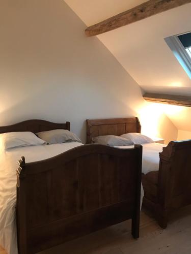 1 Schlafzimmer mit 2 Betten und einem Fenster in der Unterkunft Gîte de charme Les Trois Chênes in Augères