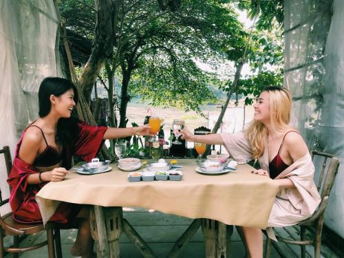 Drankjes bij The Antique Riverside Resort