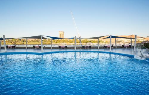 Bazén v ubytování Obelisk Nile Hotel Aswan nebo v jeho okolí