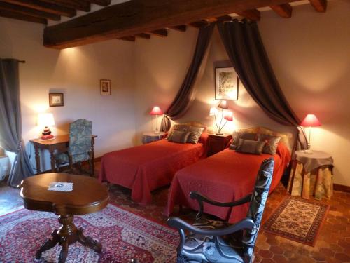 Кровать или кровати в номере Château de Ribourdin