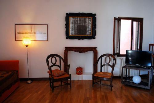 a living room with two chairs and a mirror at Oasi 5503a in Venice