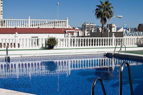 una piscina de agua frente a un edificio en Beautiful Apartment with Balcony and pool., en Torremolinos