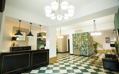 a lobby with a checkered floor at Crisol Conde Rodrigo in Ciudad-Rodrigo