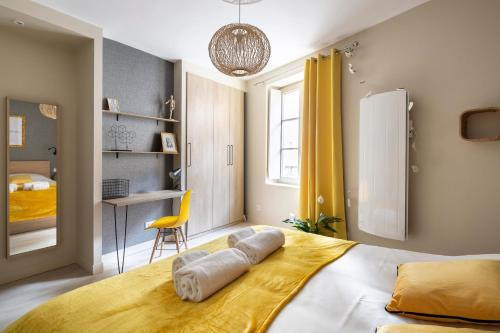ein Schlafzimmer mit einem großen Bett und einem gelben Vorhang in der Unterkunft LE CRAZY by Cocoonr in Rennes