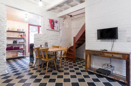 comedor con mesa, sillas y chimenea en Romantic 16th century workers house, en Gante