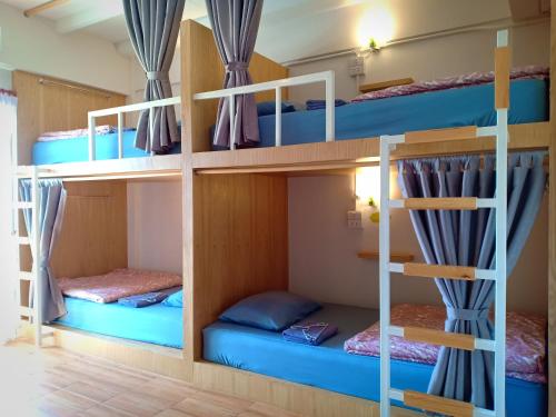 チェンライにあるStay In Chiangraiのホステル内の二段ベッド付きの部屋