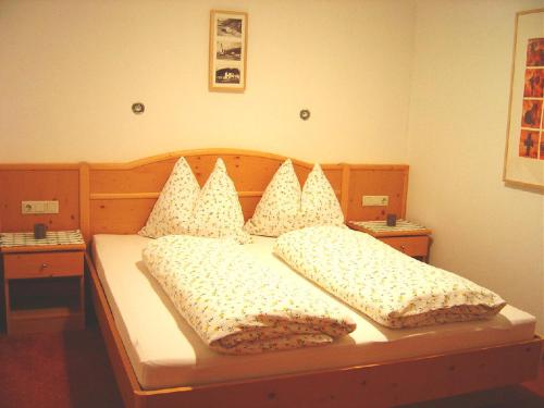 1 dormitorio con 2 almohadas en Haus Harbauer, en Neustift im Stubaital