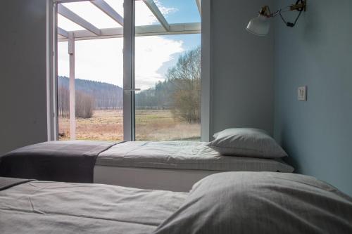 Un pat sau paturi într-o cameră la Domki Przystanek Drzewina