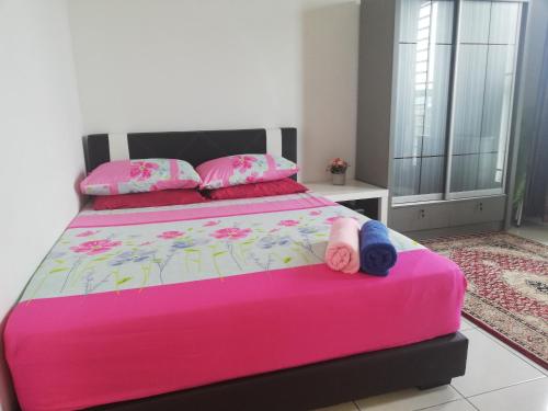 Ένα ή περισσότερα κρεβάτια σε δωμάτιο στο Homestay Semenyih 3 Bedroom Apartment by Kasyaf