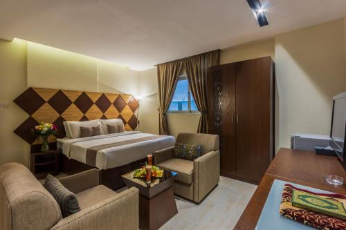 a hotel room with a bed and a living room at Al Muhaidb Al Diwan - Al Olaya - Economic in Riyadh