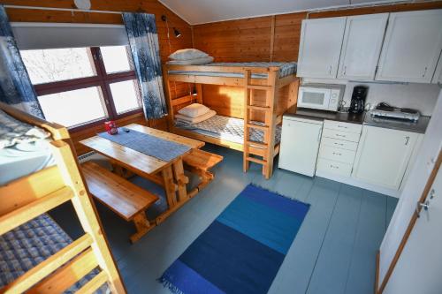 vistas a una habitación con cocina y literas en Kilpisjärven Retkeilykeskus Cottages, en Kilpisjärvi