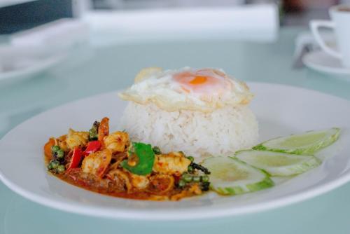 Makanan di atau berdekatan hotel