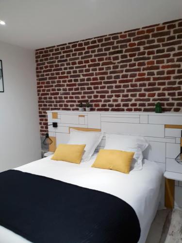 Ένα ή περισσότερα κρεβάτια σε δωμάτιο στο APPART HOTEL LA CENSE PIERROT DES PRINCES