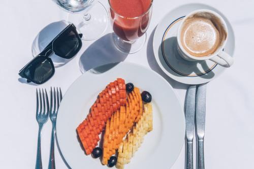 une assiette blanche avec de la nourriture et une tasse de café dans l'établissement Dream Bocayna Village, à Playa Blanca