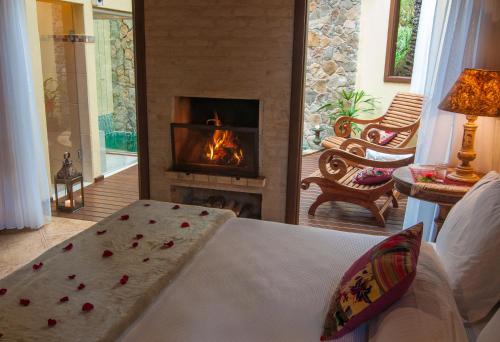 a fireplace in a living room with a couch and a fire place at Estalagem Wiesbaden in Monte Verde
