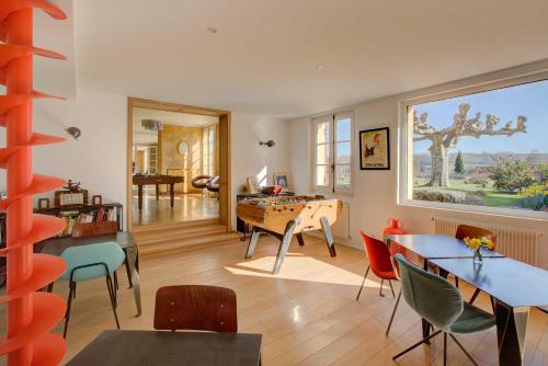 - un salon avec une table de ping-pong dans l'établissement Chateau du Palanquey & SPA, à Sainte-Colombe