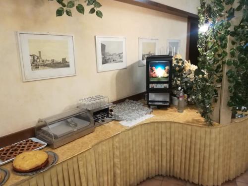 een kamer met een aanrecht met een televisie en een tafel bij Hotel Massimo d'Azeglio in Montecatini Terme