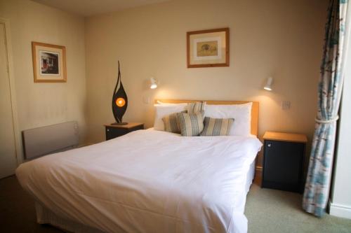 Een bed of bedden in een kamer bij Molesworthcourt Suites