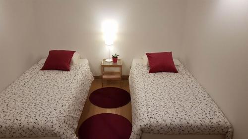 2 Betten nebeneinander in einem Zimmer in der Unterkunft Stay in the heart of Alfama! in Lissabon