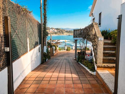 een loopbrug naar een huis met uitzicht op de oceaan bij Apartamentos Playa Areas in Sanxenxo