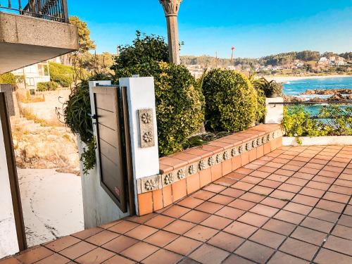 einen Kühlschrank, der auf einem Bürgersteig sitzt in der Unterkunft Apartamentos Playa Areas in Sanxenxo