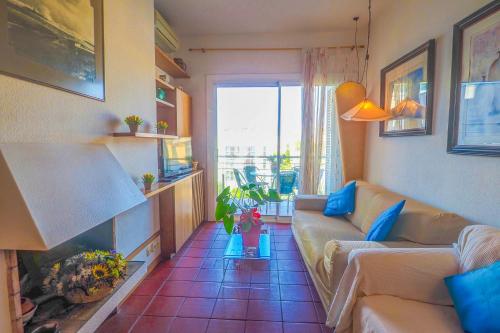sala de estar con sofá y chimenea en Aquamarine Terrace Apartment by Hello Homes Sitges, en Sitges