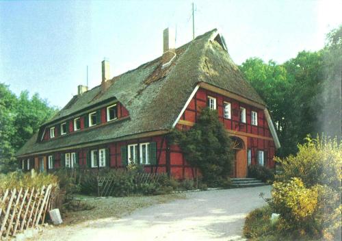duży czerwony dom z dachem gambrel w obiekcie Pension Forstgut Einem w mieście Einem