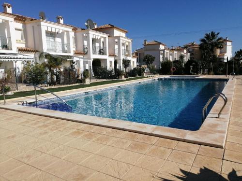 エル・カンページョにあるBeach House - healthy, protected location! El Campello, Alicante Spainの一部の家の前にスイミングプールがあります。