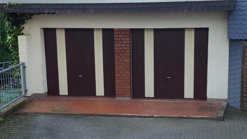 ハーゲンにあるMonteur Apartment Valeriaの二戸建てのガレージ