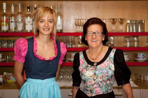two women standing next to each other in a bar at Frida am Wald in Rasùn di Sotto