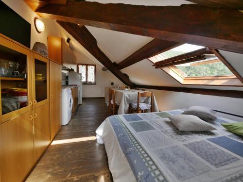 um quarto com uma cama e uma cozinha com uma janela em Tinetto Brezza di mare em Deiva Marina